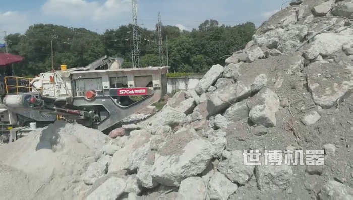 履带式破碎站粉碎建筑垃圾现场图 履带式破碎站粉碎建筑垃圾现场图