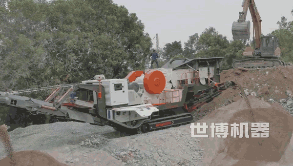 履带式移动破碎机工作现场 履带式移动破碎机工作现场